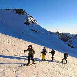 Aufstieg in der Morgensonne zum Piz Laviner