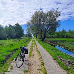 Endloser Betonplattenweg