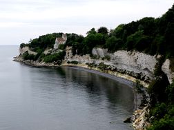 Stevns Klint mit der alten Kirche von Højerup